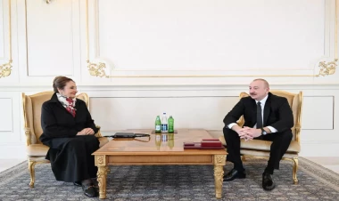 İlham Əliyev Şəfiqə Məmmədovaya “İstiqlal” ordenini təqdim edib - FOTO