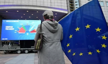 Avropa özünü sağa təslim etdi