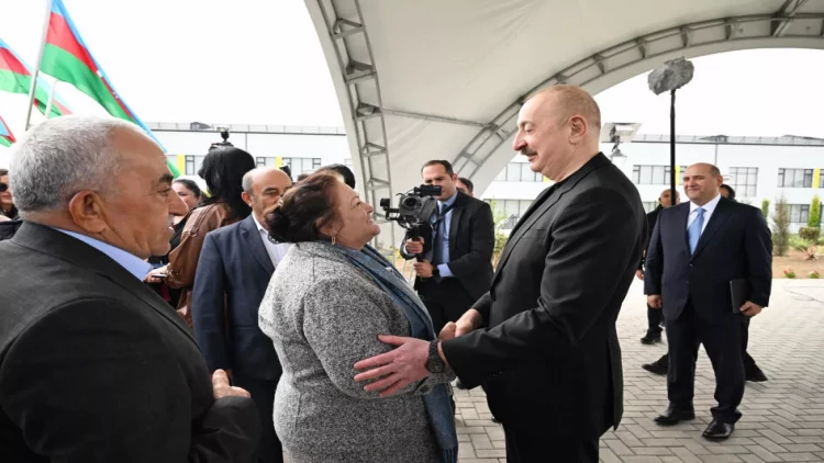 Prezident İlham Əliyevin və Birinci xanım Mehriban Əliyevanın Sarıcalı sakinləri ilə səmimi görüntüləri - FOTO