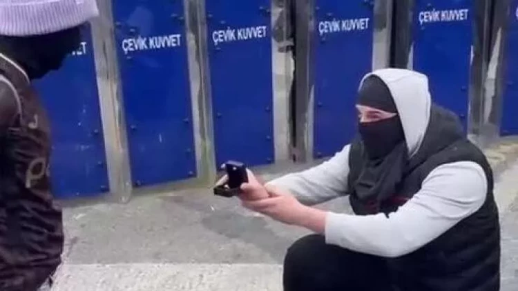 Mitinqdə sevgilisinə evlilik təklifi etdi