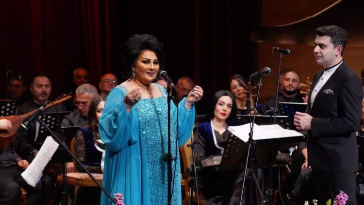 Aybəniz Haşımova və tələbələri tamaşaçılara musiqi sovqatlarını hədiyyə ediblər - FOTO