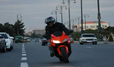 Bakını bir-birinə qatan motosiklet sürücüsü TUTULDU - Anbaan VİDEO