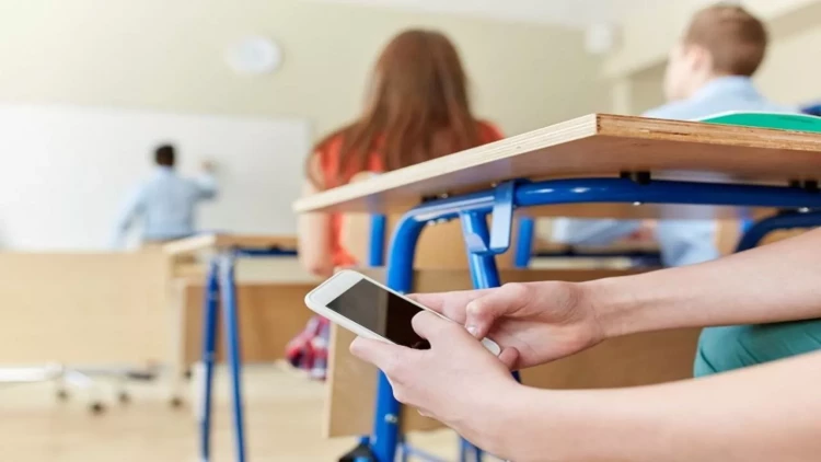 Bu ölkə məktəblərində mobil telefon istifadəsinə qadağa