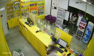 Azərbaycanda aptekdə dəhşət - bıçaqla hədələyib kassanı yardı - ANBAAN VİDEO