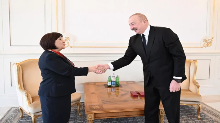 İlham Əliyev Sahibə Qafarovaya “Şərəf” ordenini təqdim edib - VİDEO - FOTO