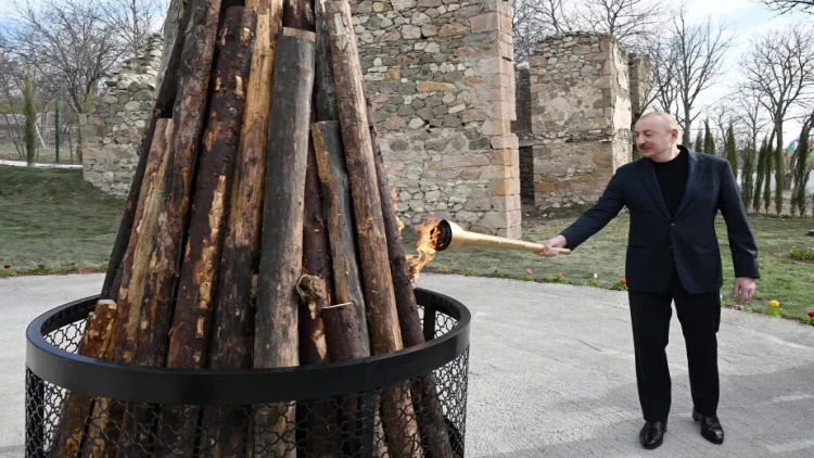 İlham Əliyev və Mehriban Əliyeva Ağdərənin Həsənriz kəndində sakinlərlə birlikdə Novruz tonqalını alovlandırıblar - VİDEO - FOTO