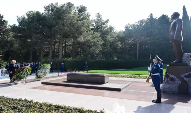 Rusiya Federal Məclisi Federasiya Şurasının sədri Ulu Öndərin məzarını ziyarət edib