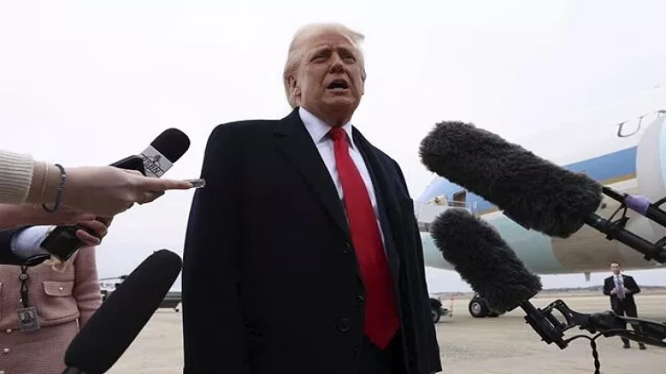 Mikrofonu Trampın üzünə vurdu: reaksiyası gündəm oldu - VİDEO