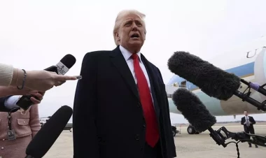 Mikrofonu Trampın üzünə vurdu: reaksiyası gündəm oldu - VİDEO