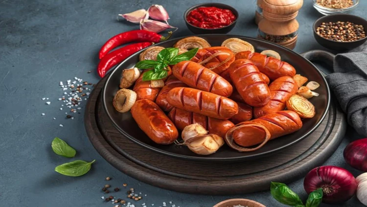 Bu sosisdən almayın - Nazirlik saxtakarlığı ifşa etdi: Mal əti əvəzinə...