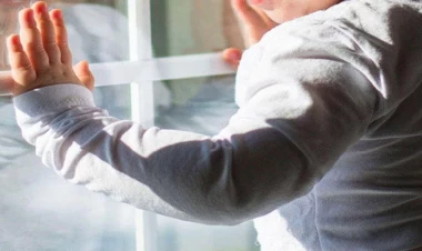 Bakıda uşaq binadan yıxıldı