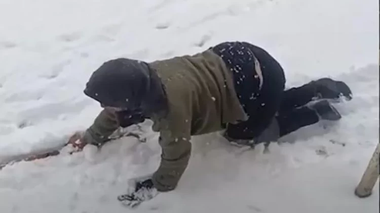 Cəlilabadda ayaqları tutulan 63 yaşlı qadın sürünərək yaşayır... - VİDEO