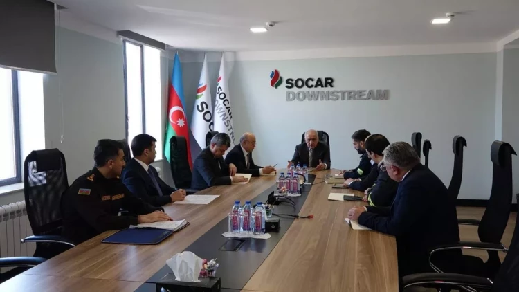 Baş nazir yanğın baş vermiş Neft Emalı Zavodunda əməliyyat müşavirəsi keçirdi