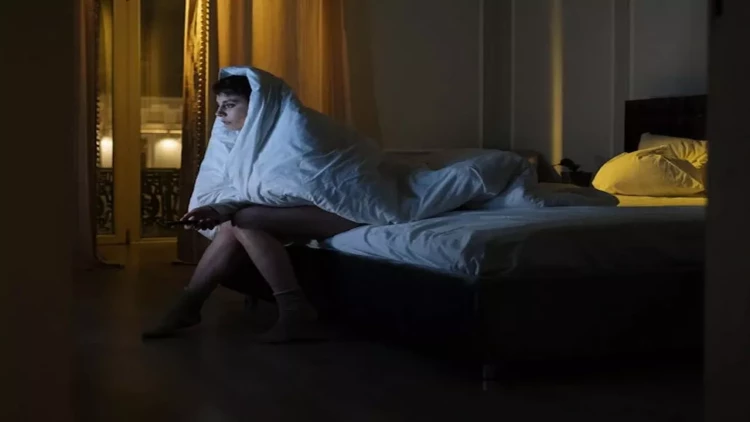 Niyə yaşlı insanlar gecələr yuxudan tez-tez oyanırlar?