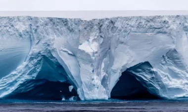 Dünyanın ən böyük aysberqi parçalanmağa başladı – Təbii fəlakət yaxınlaşır? - FOTO