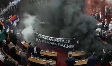 Serbiya parlamentində deputatlar arasında DAVA - Fişənglər yandırıldı və spikerə su atdılar - VİDEO