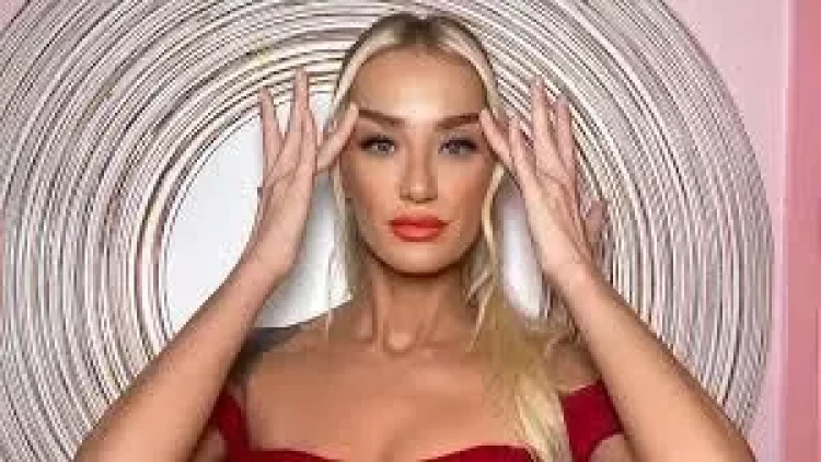 40 yaşlı model podyumda göz qamaşdırdı - FOTO