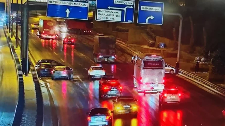 Buzlu yola görə zəncirvari qəza oldu - FOTO