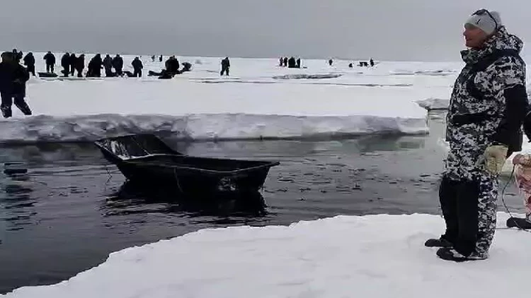 Üzərində 200 balıqçının olduğu buz qopdu - Kömək gözləyirlər - VİDEO