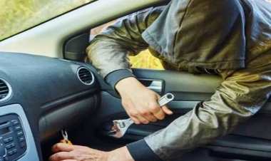 Bakıda iş adamının avtomobilindən külli miqdarda pul oğurlandı - FOTO