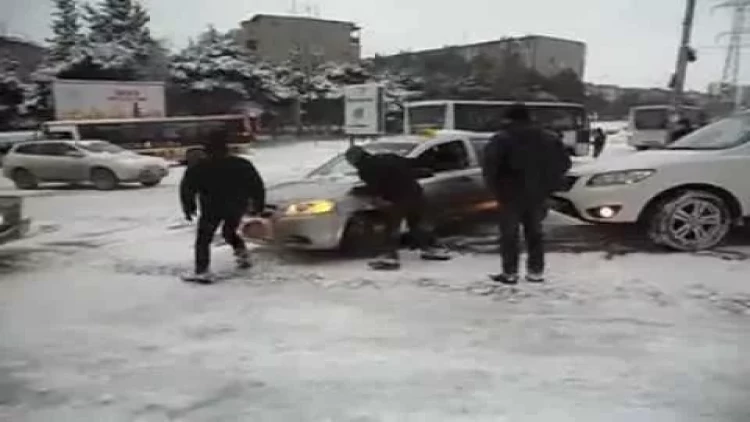 Qarda ziyan görən avtomobillərin zərərini kim qarşılamalıdır? - Sığorta yoxsa ... - AÇIQLAMA