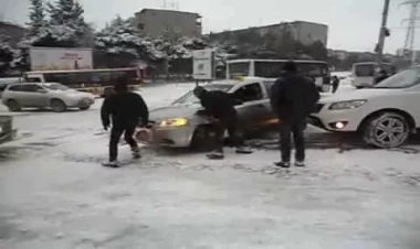 Şaxtalı havada yolda qalan avtomobillərin SAYI