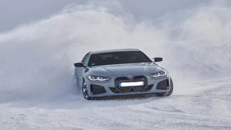 Qarlı havada avtomobil sürərkən nələrə diqqət etməliyik?