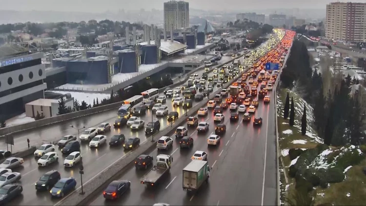 21 küçədə tıxac var - SİYAHI