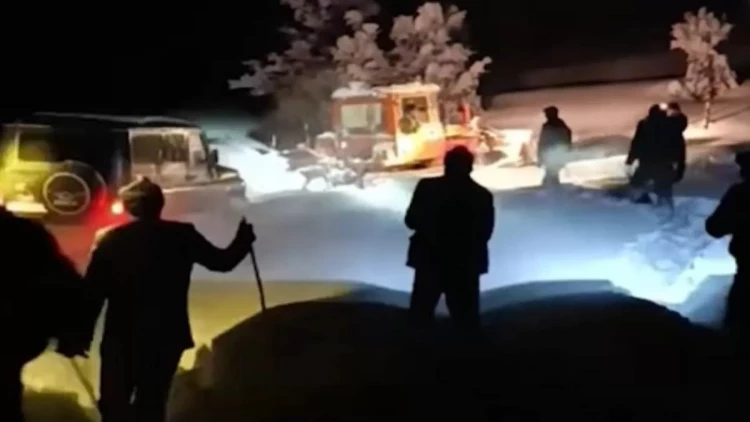 Lerikdə yeniyetmənin halı pisləşdi - Bütün kənd onun üçün qarı təmizləyib yol açdı - VİDEO