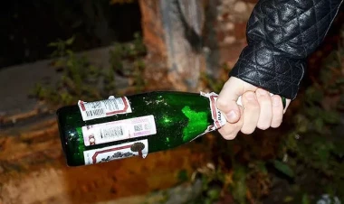 İçdiyi viskinin şüşəsi ilə atasını öldürmüşdü - CƏZA VERİLMƏDİ - FOTO