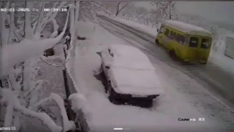 Marşrut avtobusu yoldan çıxıb AŞDI - ANBAAN VİDEO