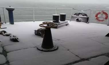 Xəzərdə küləkli hava şəraiti ilə bağlı gəmilər sığınacaqlara çəkilib - FOTOlar