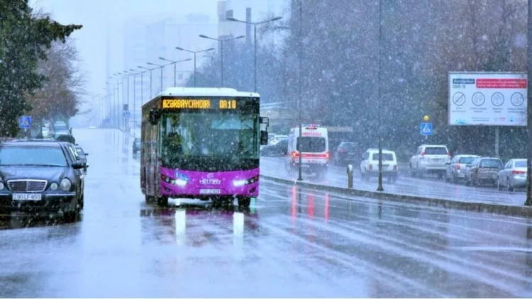 Avtobuslar xidmət etməkdən imtina etdi, yüzlərlə insan yolda qaldı - VİDEO