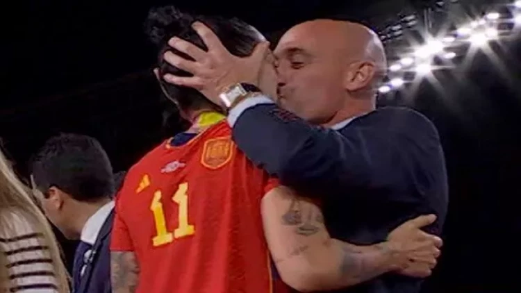 İdmançını öpmüşdü - Hökm oxundu - FOTO