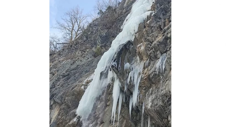 Azərbaycanda 75 metrlik şəlalə dondu - FOTOlar