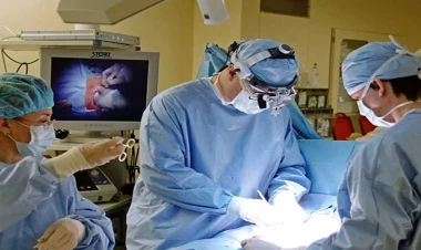 Əməliyyat zamanı canlı yayım açan həkim Səhiyyə Nazirliyinə çağırıldı - FOTO