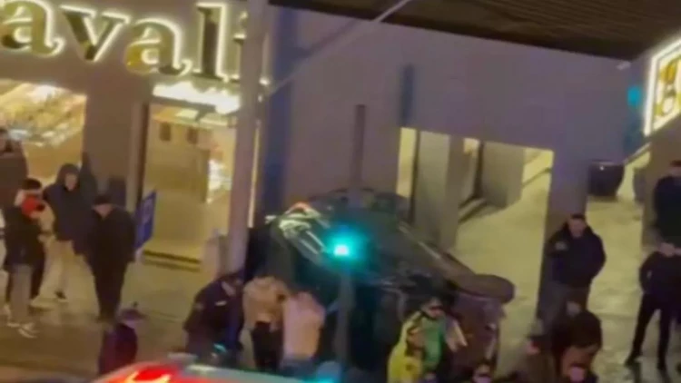 Bakıda avtomobil aşdı: Yaralılar var - FOTO