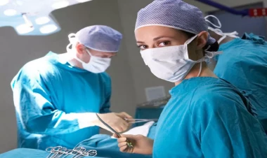 Əməliyyat masasında xəstə ilə 