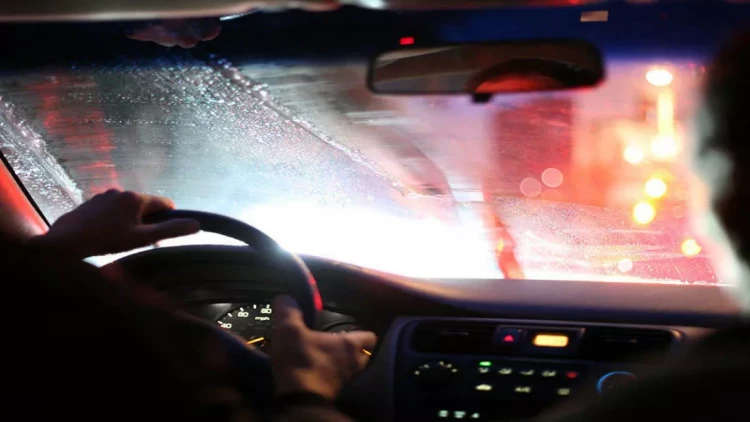 Piyadaların üzərinə su sıçradan sürücüləri hansı cəza gözləyir? - AÇIQLAMA