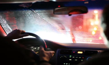 Piyadaların üzərinə su sıçradan sürücüləri hansı cəza gözləyir? - AÇIQLAMA