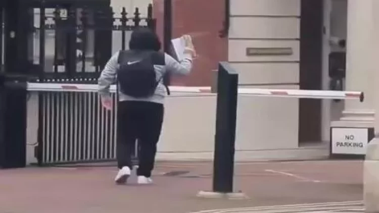 Quranı yandıran etirazçı döyülərək saxlanıldı - VİDEO