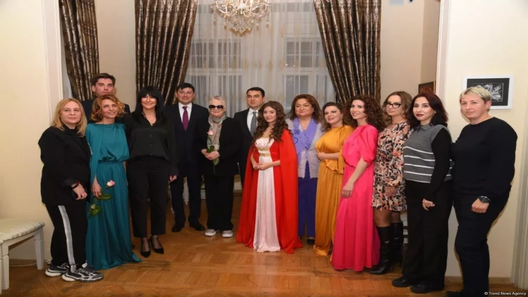 Maqsud İbrahimbəyov Yaradıcılıq Mərkəzində “Sevgi haqqında” kiçik ədəbi-poetik tamaşanın premyerası baş tutub - FOTO