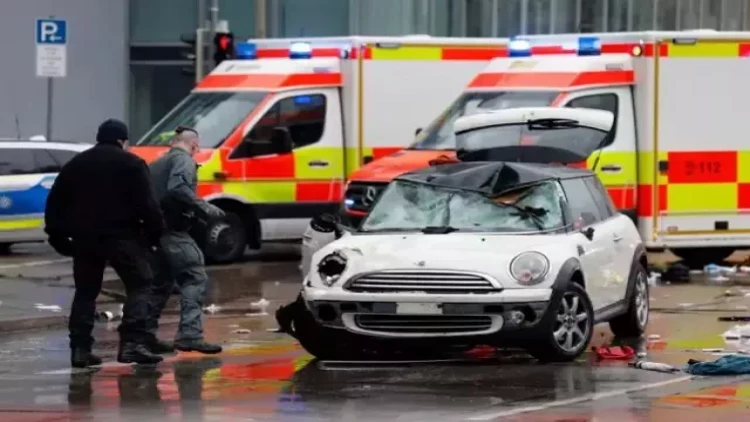Almaniyada naməlum şəxs maşını insanların üzərinə sürdü - 20 yaralı
