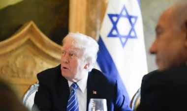 Tramp Netanyahunu öz kreslosuna əyləşdirdi - VİDEO