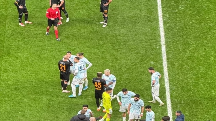 Hakim səhv etdi, “Qalatasaray”ın rəqibi meydanı tərk etdi - VİDEO