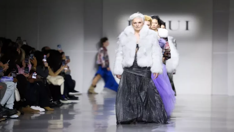 İlon Maskın 76 yaşlı anası yenidən podiuma çıxdı - FOTOlar