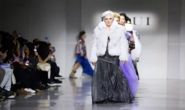 İlon Maskın 76 yaşlı anası yenidən podiuma çıxdı - FOTOlar