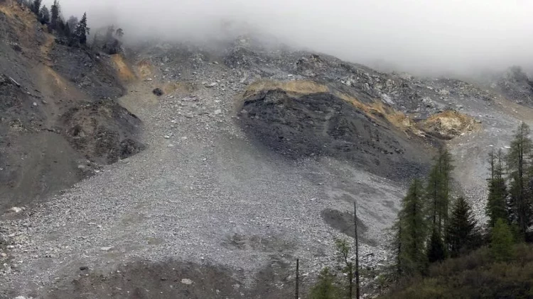 Çində torpaq sürüşməsi: 30-dan çox insan itkin düşdü