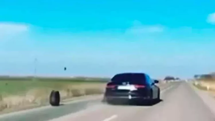 Bu ölkənin Prezidentinin kortejində dəhşətli anlar - avtomobilin təkəri çıxdı - VİDEO