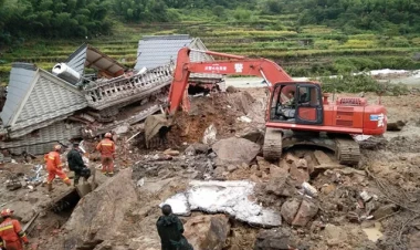 Çində torpaq sürüşdü - dağıntılar altında qalanlar var